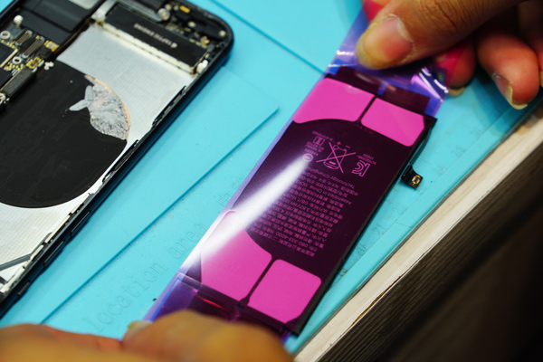 iphone8換電池 與往常的機型最大不同的地方在於，iphone8玻璃被蓋支援無線充電，所以電池膠也和以往不同。