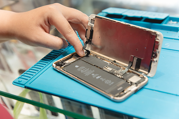 每一個拆解步驟都十分確實、細心，搭配專門的工具拆解，確保客人的iphone零件能夠在無損壞的情況下按照順序拆下。